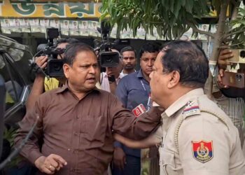 রাজনীতি ছাড়ার ইঙ্গিত দিলেন ‘অভিমানী’ হুমায়ুন কবির ; হাউহাউ করে কাঁদলেন মিডিয়ার ক্যামেরার সামনে  