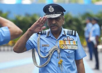 ভারতীয় বিমান বাহিনীর নতুন প্রধান হিসেবে নিযুক্ত হলেন এয়ার মার্শাল আশুতোষ দীক্ষিত 