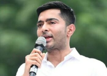 জ্ঞানেশ কুমারের ইস্তফার দাবি জানিয়ে দিল্লি থেকে ফিরতেই ফের অভিষেক ব্যানার্জিকে থানায় হাজিরার নোটিশ ধরিয়ে দিল পুলিশ 