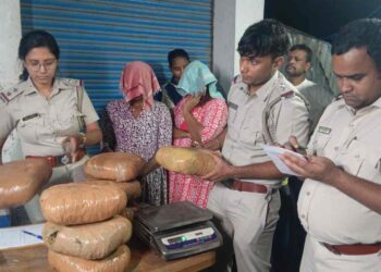 কাটোয়ায় বিপুল মাদকসহ পুলিশের হাতে ধরা পড়ল ইভেন্ট সংস্থার ২ মহিলাসহ ৪ জন 