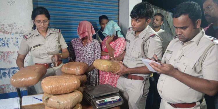 কাটোয়ায় বিপুল মাদকসহ পুলিশের হাতে ধরা পড়ল ইভেন্ট সংস্থার ২ মহিলাসহ ৪ জন 