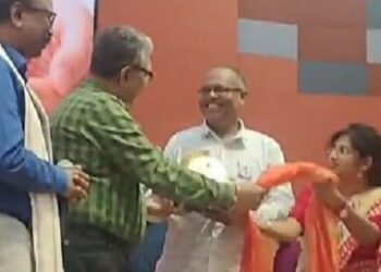 শতাধিকবার বার রক্তদান করা কেতুগ্রামের তরুণ শেখকে পুরস্কৃত করলেন স্বাস্থ্যমন্ত্রী