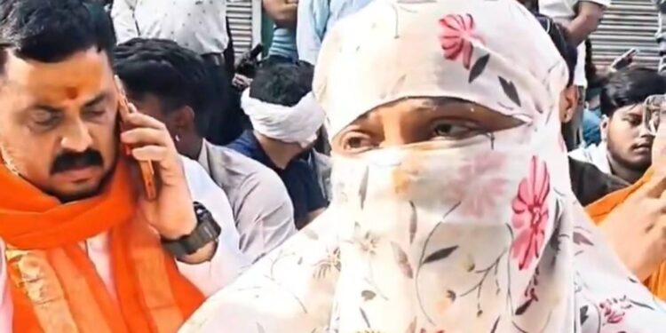 ইসলাম ধর্ম গ্রহণে অস্বীকৃতি জানানোয় গোয়ালিয়রে এক নার্সিং ছাত্রীকে ছুরিকাঘাত করেছে তার প্রেমিক আদনান খান; ব্যক্তিগত ভিডিও ব্যবহার করে তাকে হুমকি দেওয়া হচ্ছিল বলে অভিযোগ