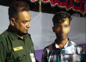 ঢাকায় দর্শনার্থীর ছদ্মবেশে মণ্ডপে ঢুকে প্রতিমা ভাঙতে গিয়ে ধরা পড়ে গেল এক জিহাদি 