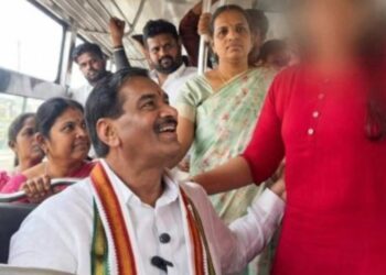যাত্রীবাহী বাসে নাতনির বয়সী এক মেয়েকে অশ্লীলভাবে স্পর্শ করার অভিযোগ তেলেঙ্গানার কংগ্রেস বিধায়কের বিরুদ্ধে ; ভিডিও ভাইরাল 