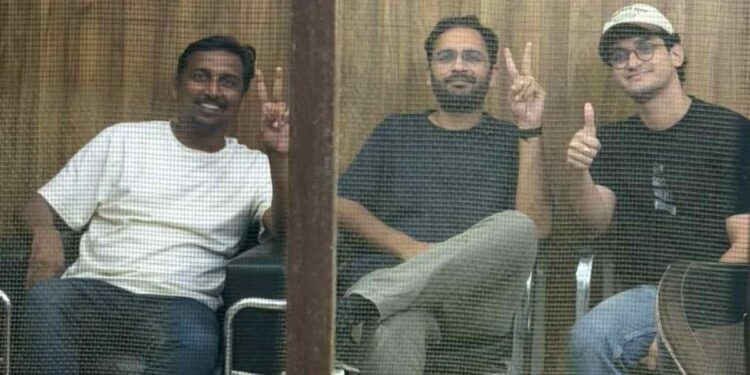 দুই ‘আরশোলা’ সৌরভ দাস এবং অশুতোষ রঙ্কা কে ৫ দিনের বিচারিক হেফাজতের নির্দেশ দিলেন বিচারক 