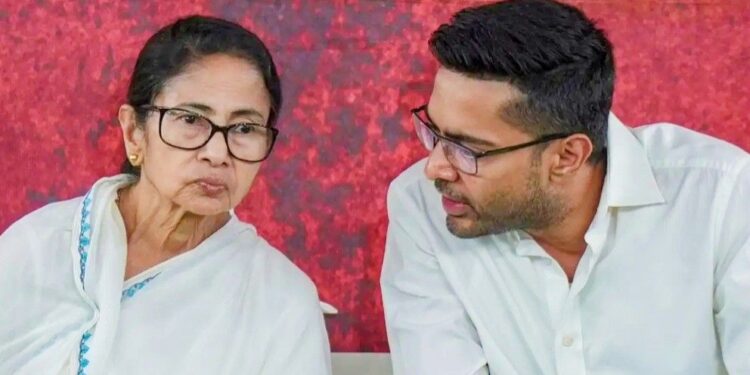 বিলবোর্ড খোলাকে কেন্দ্র করে  হামলার মামলায় শেক্সপিয়র সরণি থানায় হাজিরা দিলেন অভিষেক ব্যানার্জি 