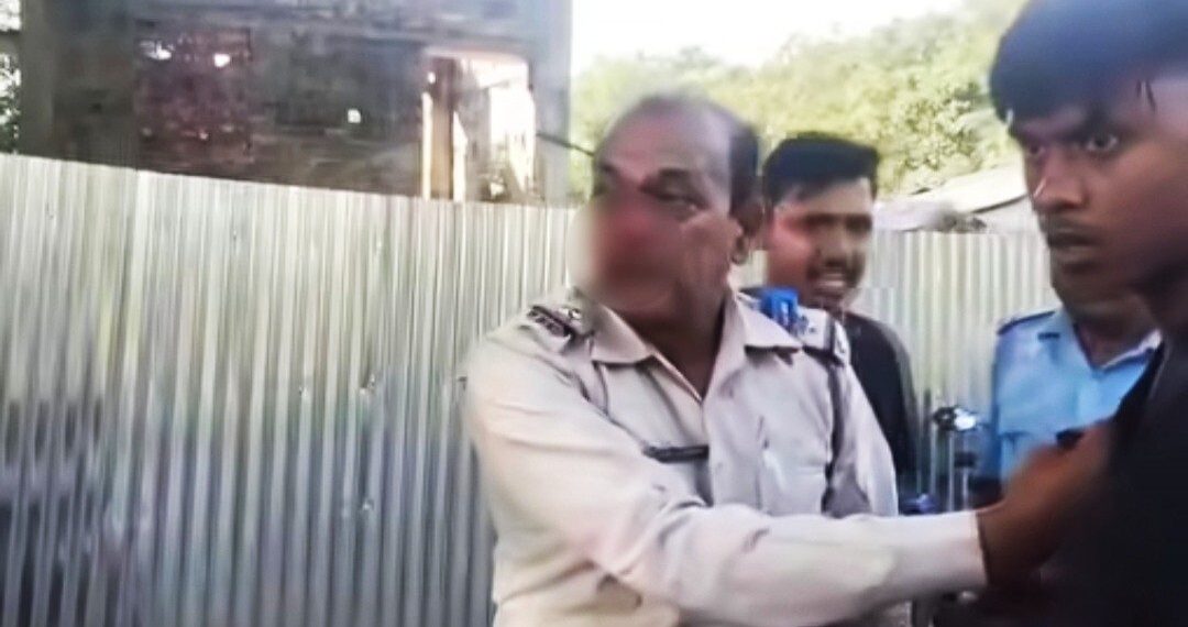 লাইসেন্স দেখতে চাওয়ায় ট্রাফিক ওসিকে ঘুষি মেরে নাক ফাটালো ২ বাইক আরোহী যুবক 