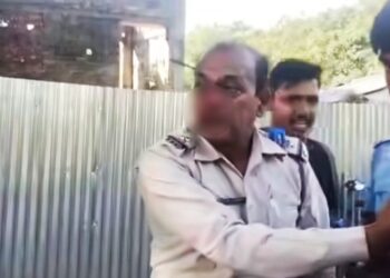লাইসেন্স দেখতে চাওয়ায় ট্রাফিক ওসিকে ঘুষি মেরে নাক ফাটালো ২ বাইক আরোহী যুবক 