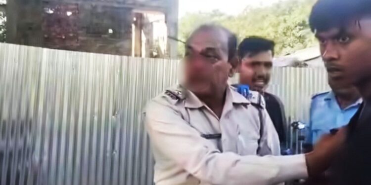 লাইসেন্স দেখতে চাওয়ায় ট্রাফিক ওসিকে ঘুষি মেরে নাক ফাটালো ২ বাইক আরোহী যুবক 