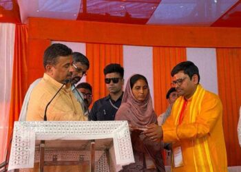 রেজিনগরে দুর্ঘটনায় মৃত ৬ বছরের জেসমিনা খাতুনের মায়ের হাতে ১০ লক্ষ টাকার আর্থিক সাহায্য তুলে দিলেন মুখ্যমন্ত্রী শুভেন্দু অধিকারী 