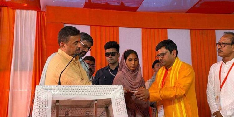 রেজিনগরে দুর্ঘটনায় মৃত ৬ বছরের জেসমিনা খাতুনের মায়ের হাতে ১০ লক্ষ টাকার আর্থিক সাহায্য তুলে দিলেন মুখ্যমন্ত্রী শুভেন্দু অধিকারী 