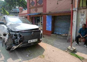 ভাতারে সাতসকালে চারচাকা গাড়ি ও শব্জি বোঝাই পিক আপ ভ্যানের মুখোমুখি সংঘর্ষ ; টোটোর দৌরাত্ম্য   থেকে মুক্তি চায় এলাকাবাসী